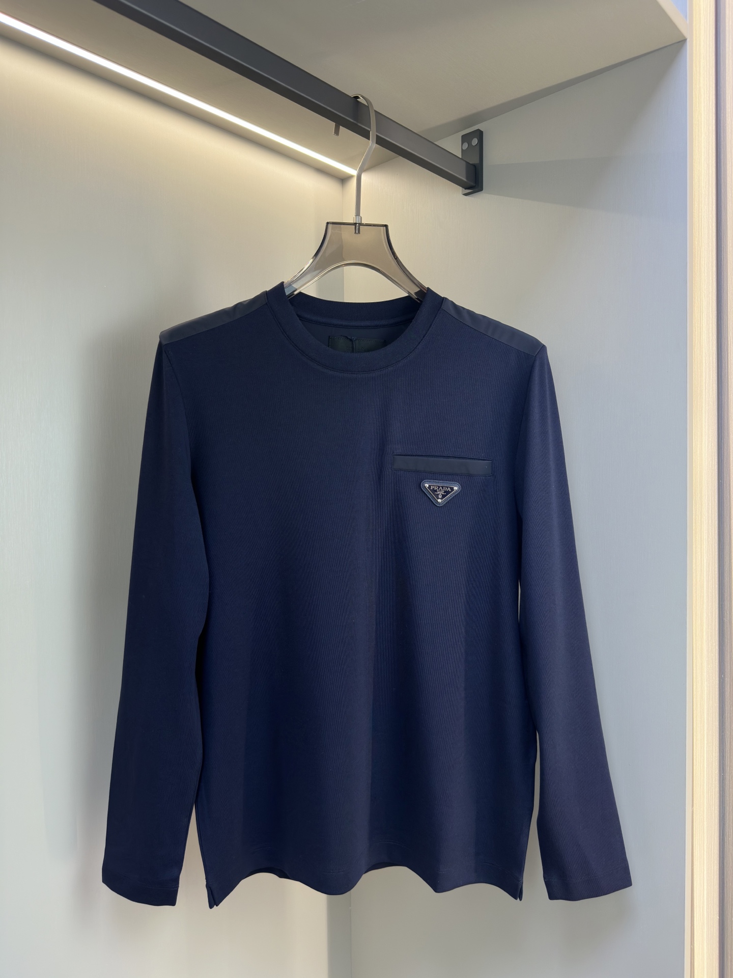 PRADA 25秋冬款长袖打底衫 PRADA这款打底衫款式采用的是基础圆领长袖打底衫，简约基础版型，肩膀