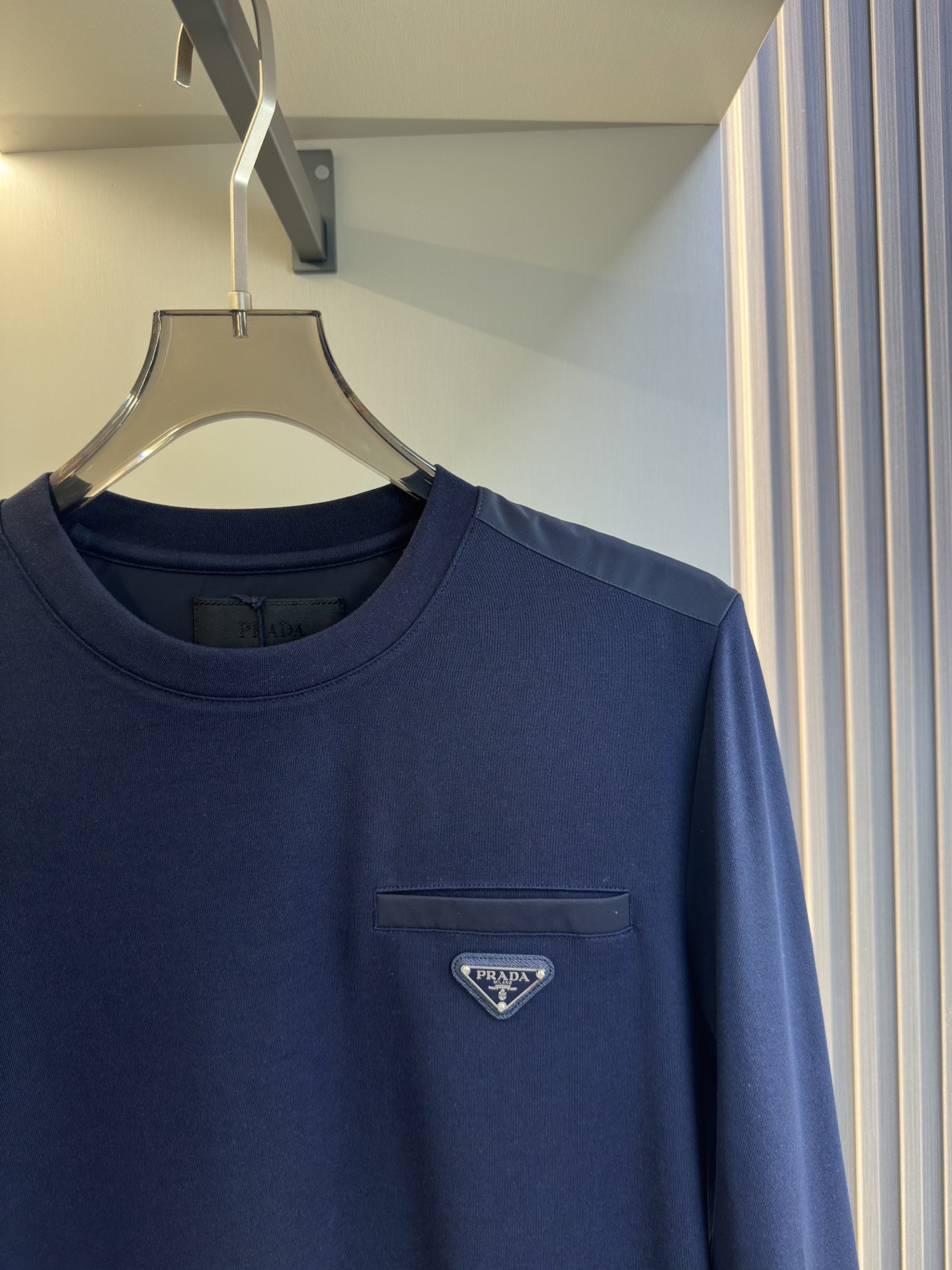 PRADA 25秋冬款长袖打底衫 PRADA这款打底衫款式采用的是基础圆领长袖打底衫，简约基础版型，肩膀