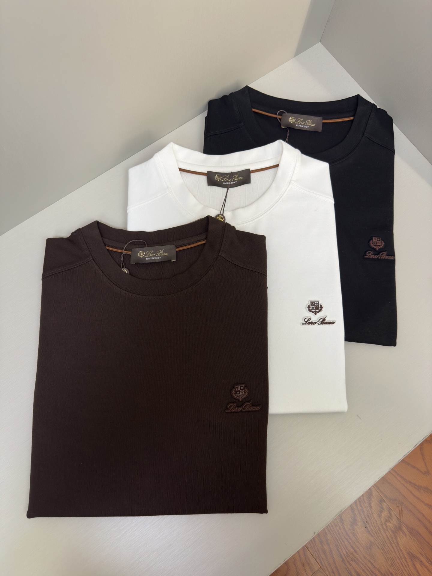 Loro Piana25秋冬款长袖打底衫 Loro Piana这款打底衫采用的款式基础圆领长袖打底衫，简