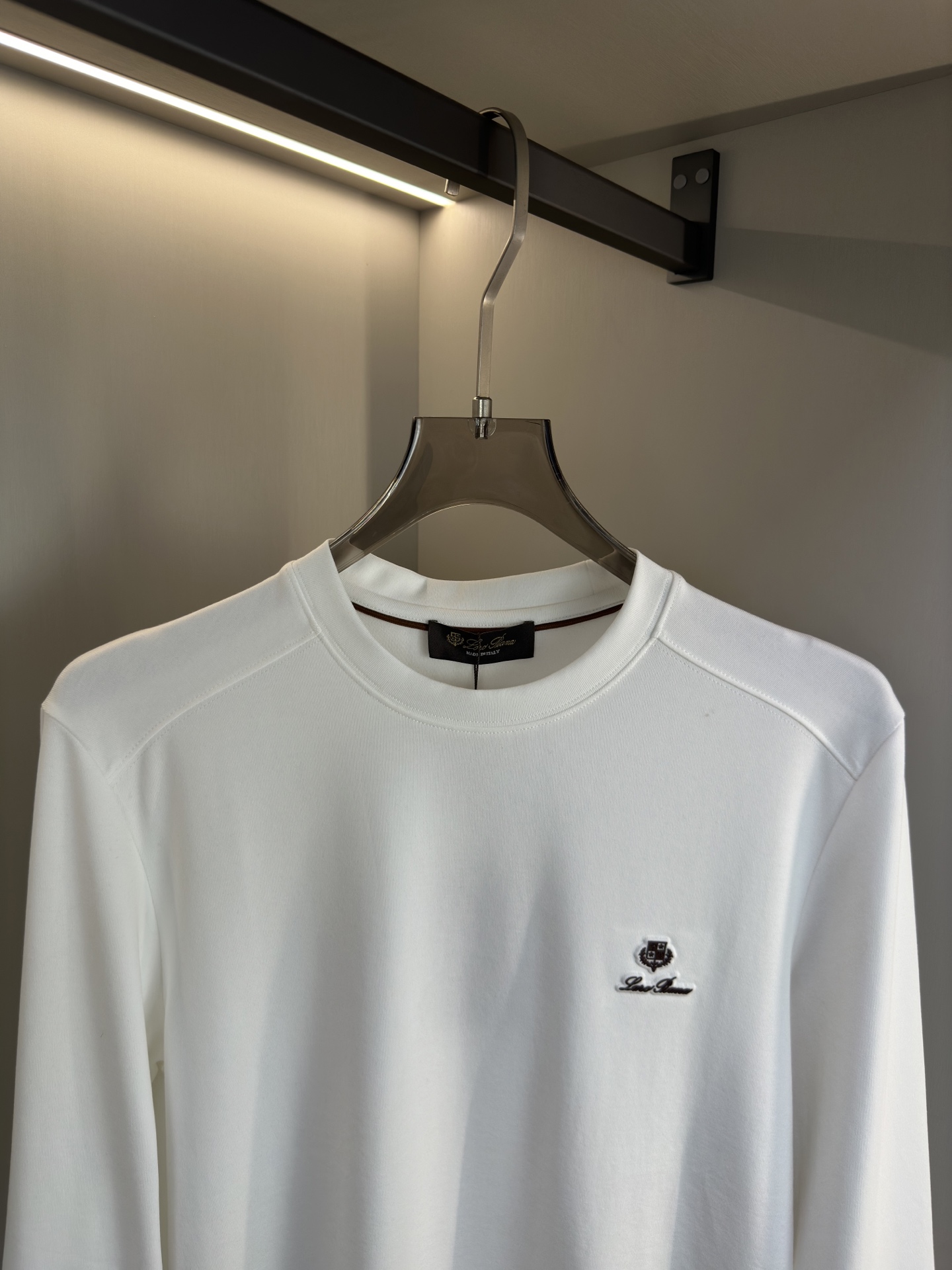 Loro Piana25秋冬款长袖打底衫 Loro Piana这款打底衫采用的款式基础圆领长袖打底衫，简