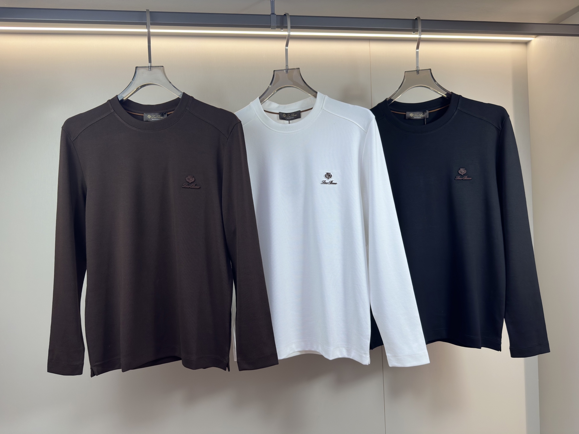 Loro Piana25秋冬款长袖打底衫 Loro Piana这款打底衫采用的款式基础圆领长袖打底衫，简