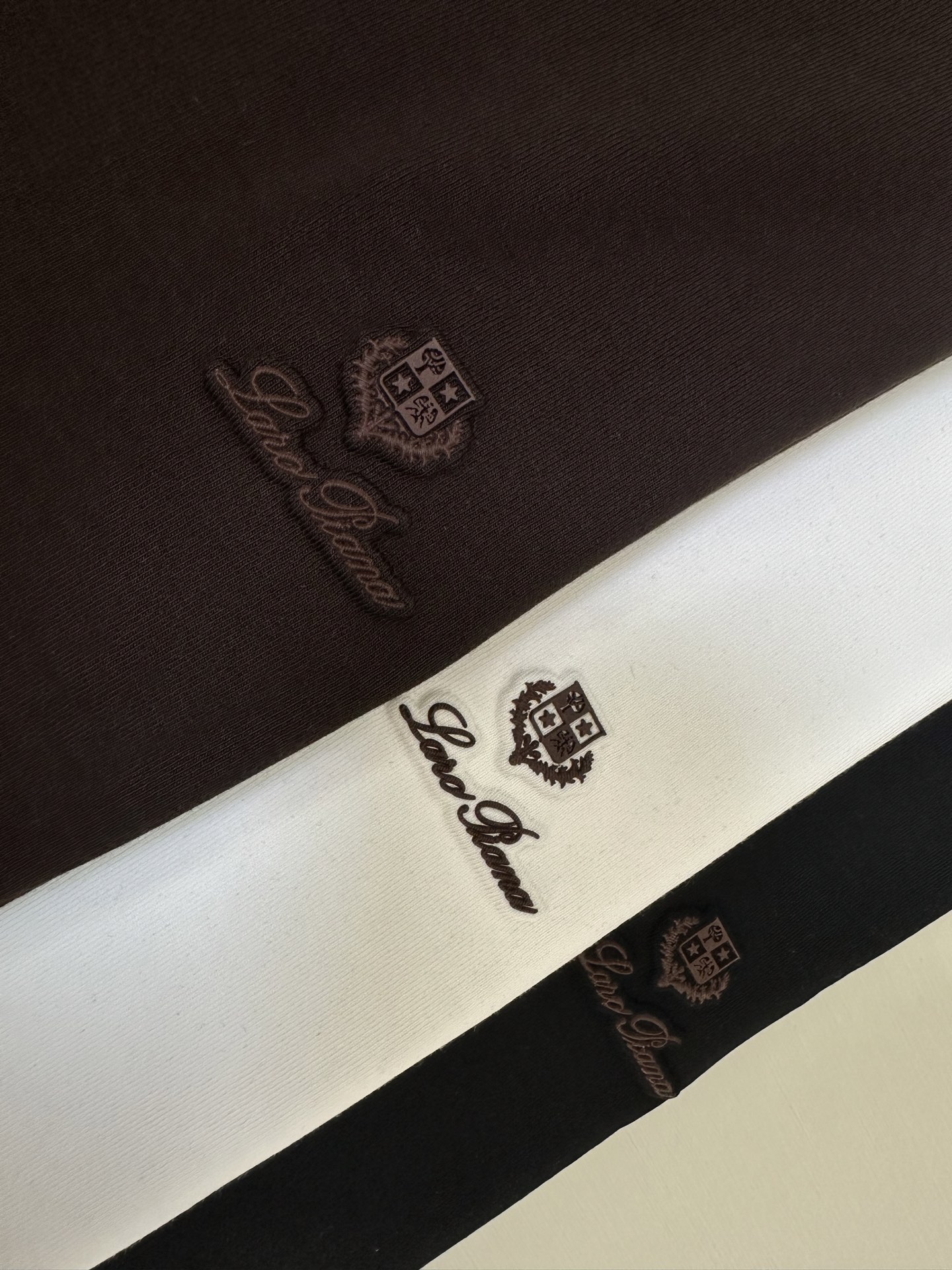 Loro Piana25秋冬款长袖打底衫 Loro Piana这款打底衫采用的款式基础圆领长袖打底衫，简