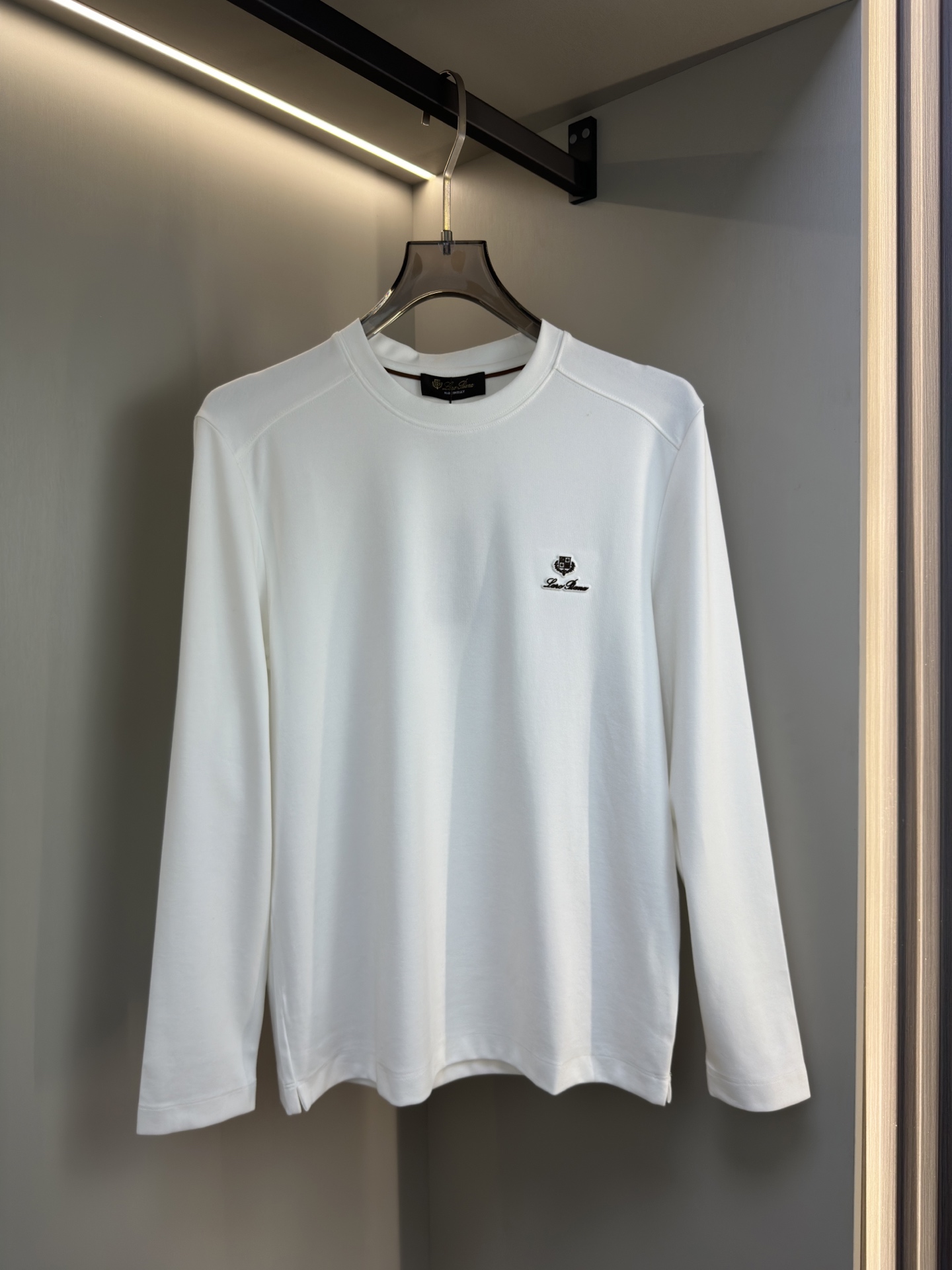 Loro Piana25秋冬款长袖打底衫 Loro Piana这款打底衫采用的款式基础圆领长袖打底衫，简