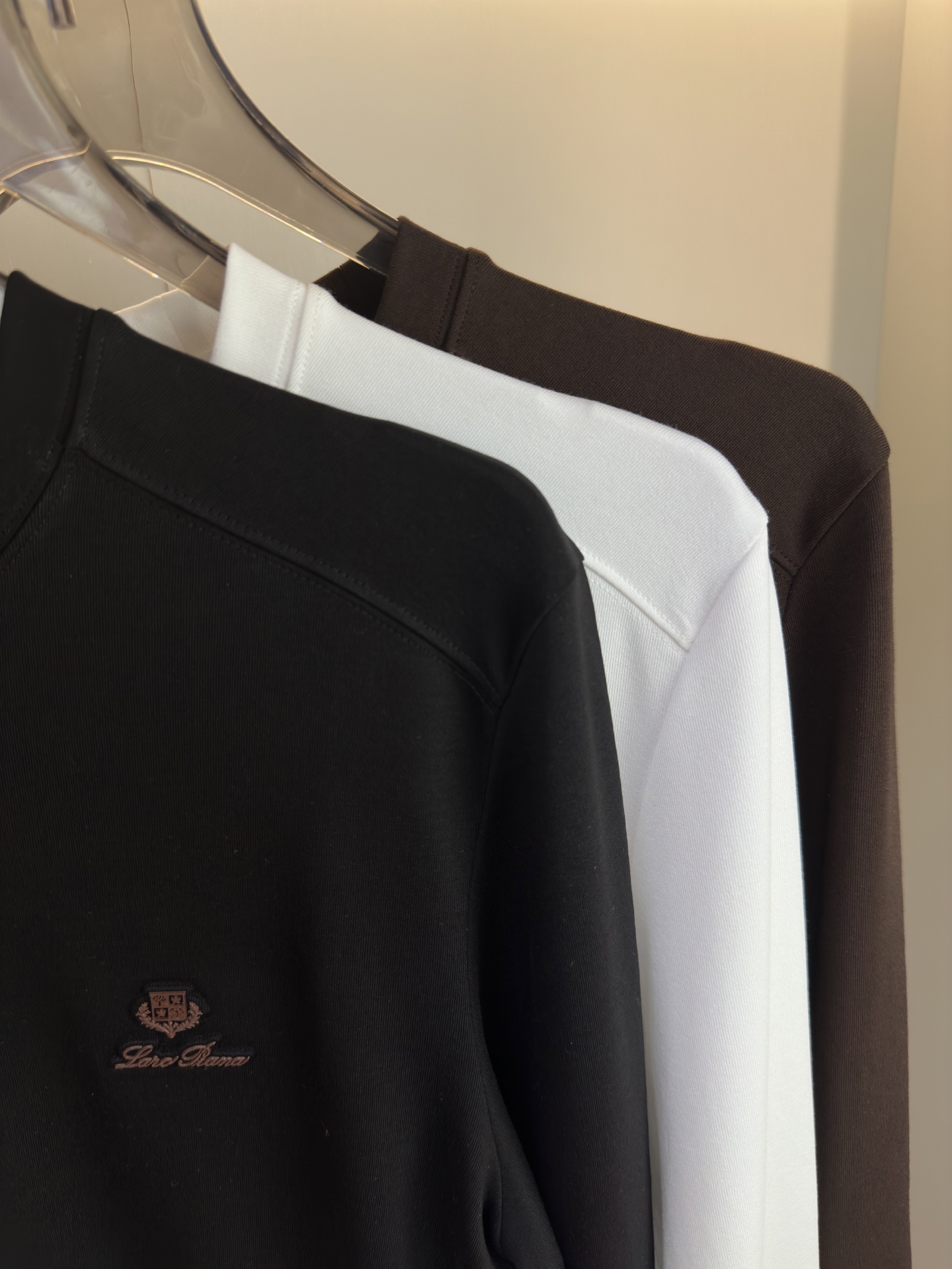 Loro Piana25秋冬款长袖打底衫 Loro Piana这款打底衫采用的款式基础圆领长袖打底衫，简