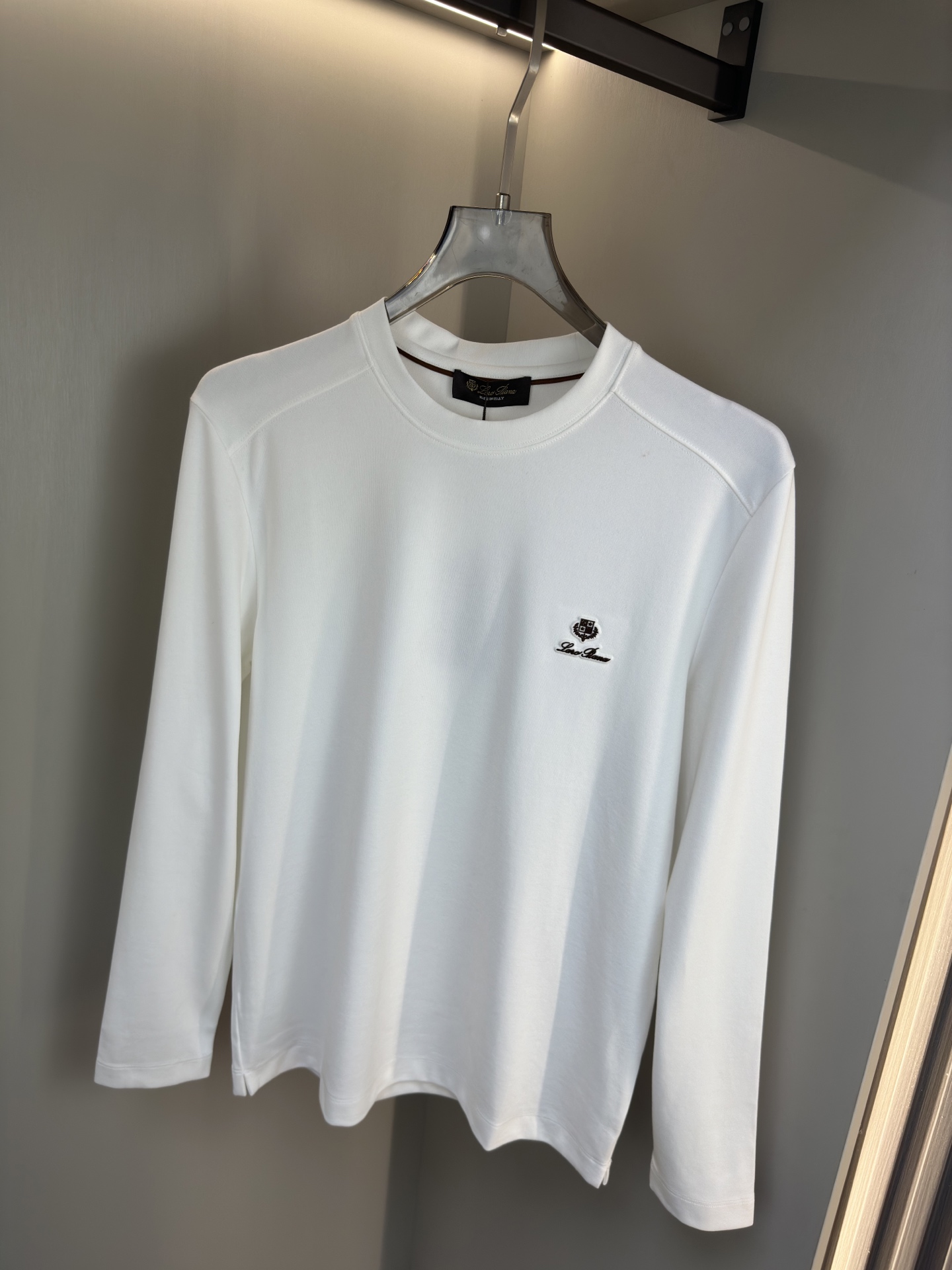 Loro Piana25秋冬款长袖打底衫 Loro Piana这款打底衫采用的款式基础圆领长袖打底衫，简