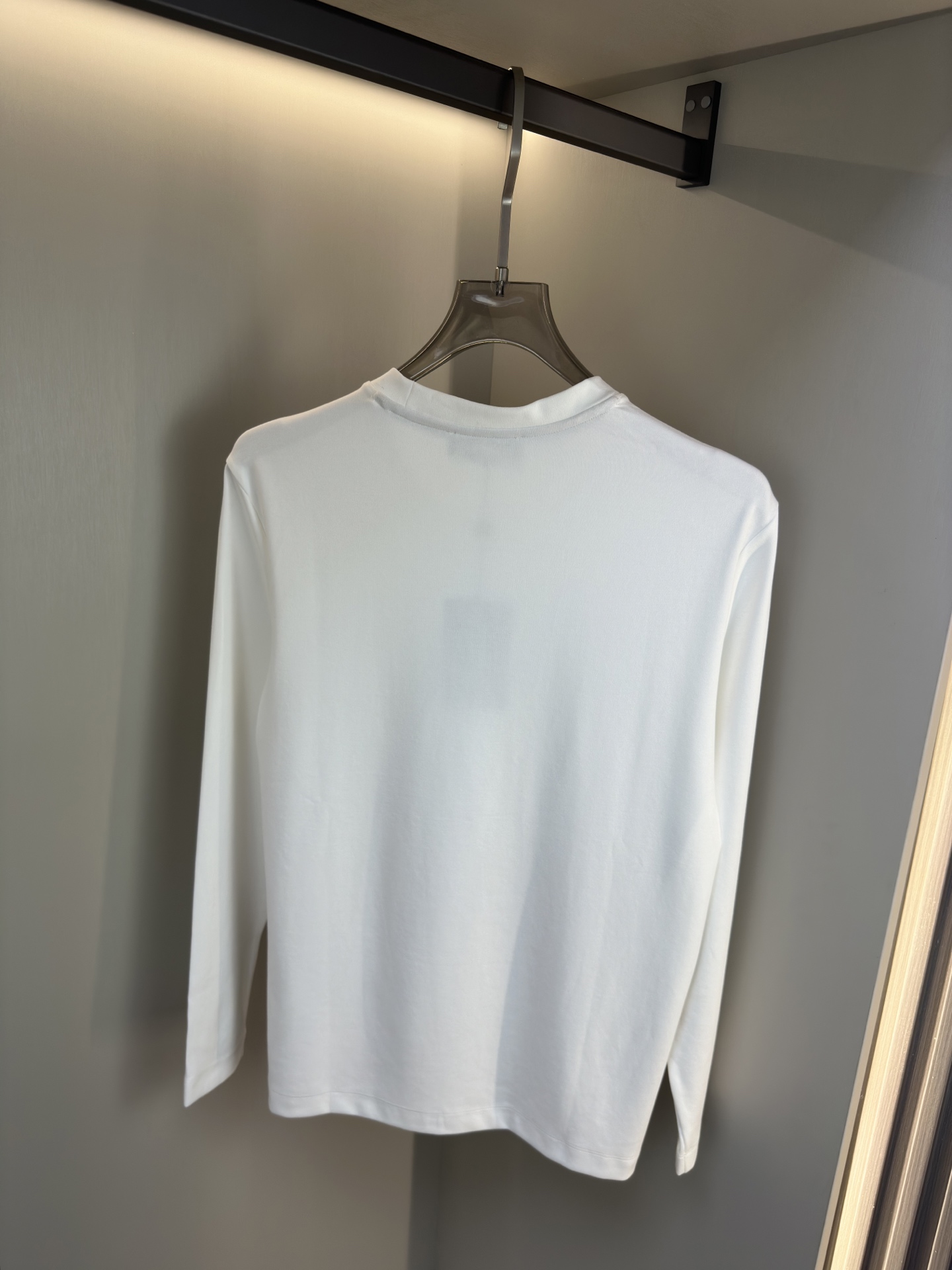 Loro Piana25秋冬款长袖打底衫 Loro Piana这款打底衫采用的款式基础圆领长袖打底衫，简