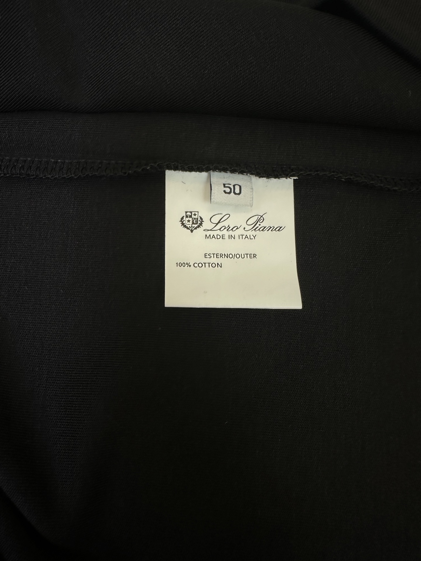 Loro Piana25秋冬款长袖打底衫 Loro Piana这款打底衫采用的款式基础圆领长袖打底衫，简