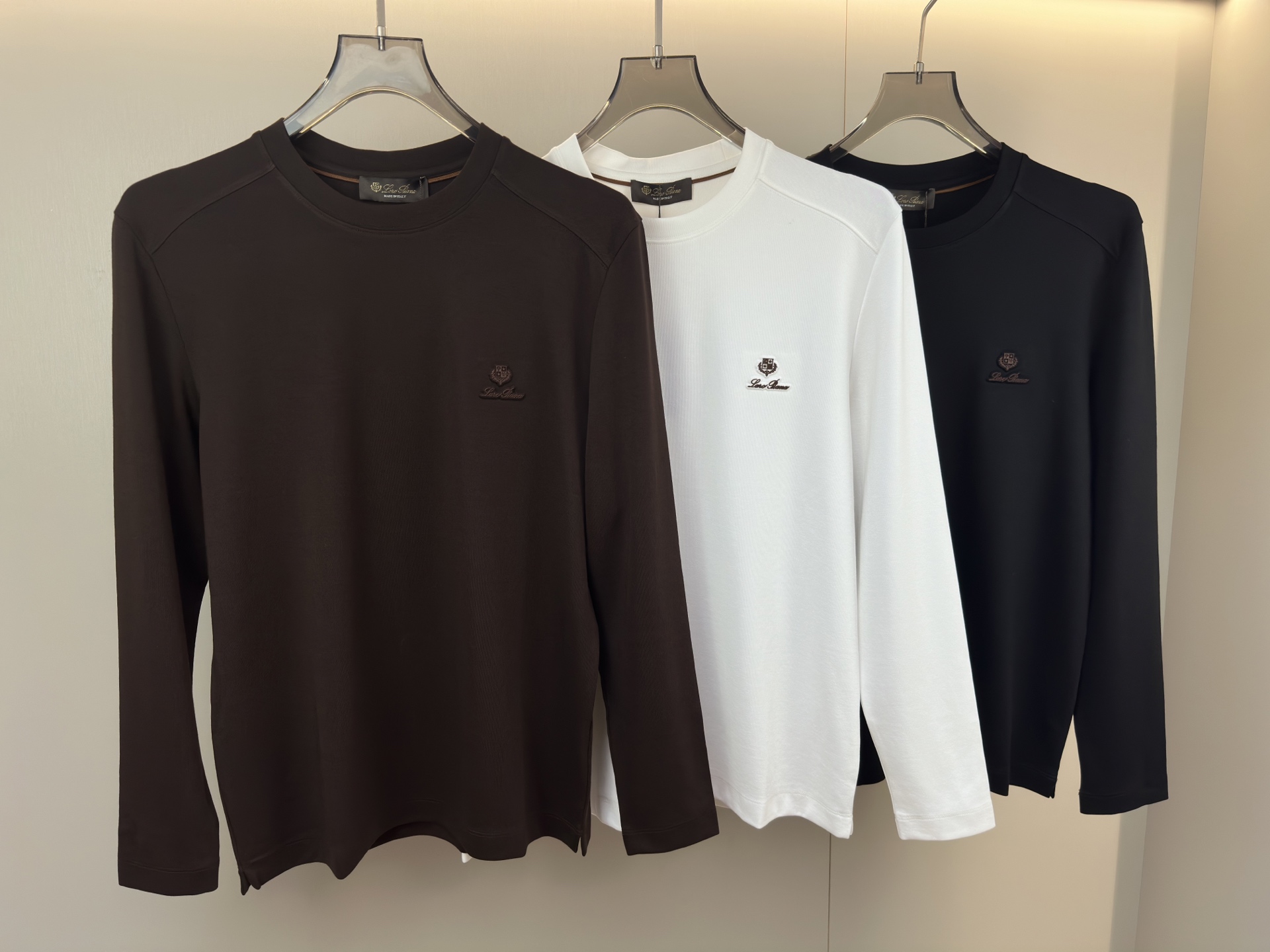 Loro Piana25秋冬款长袖打底衫 Loro Piana这款打底衫采用的款式基础圆领长袖打底衫，简