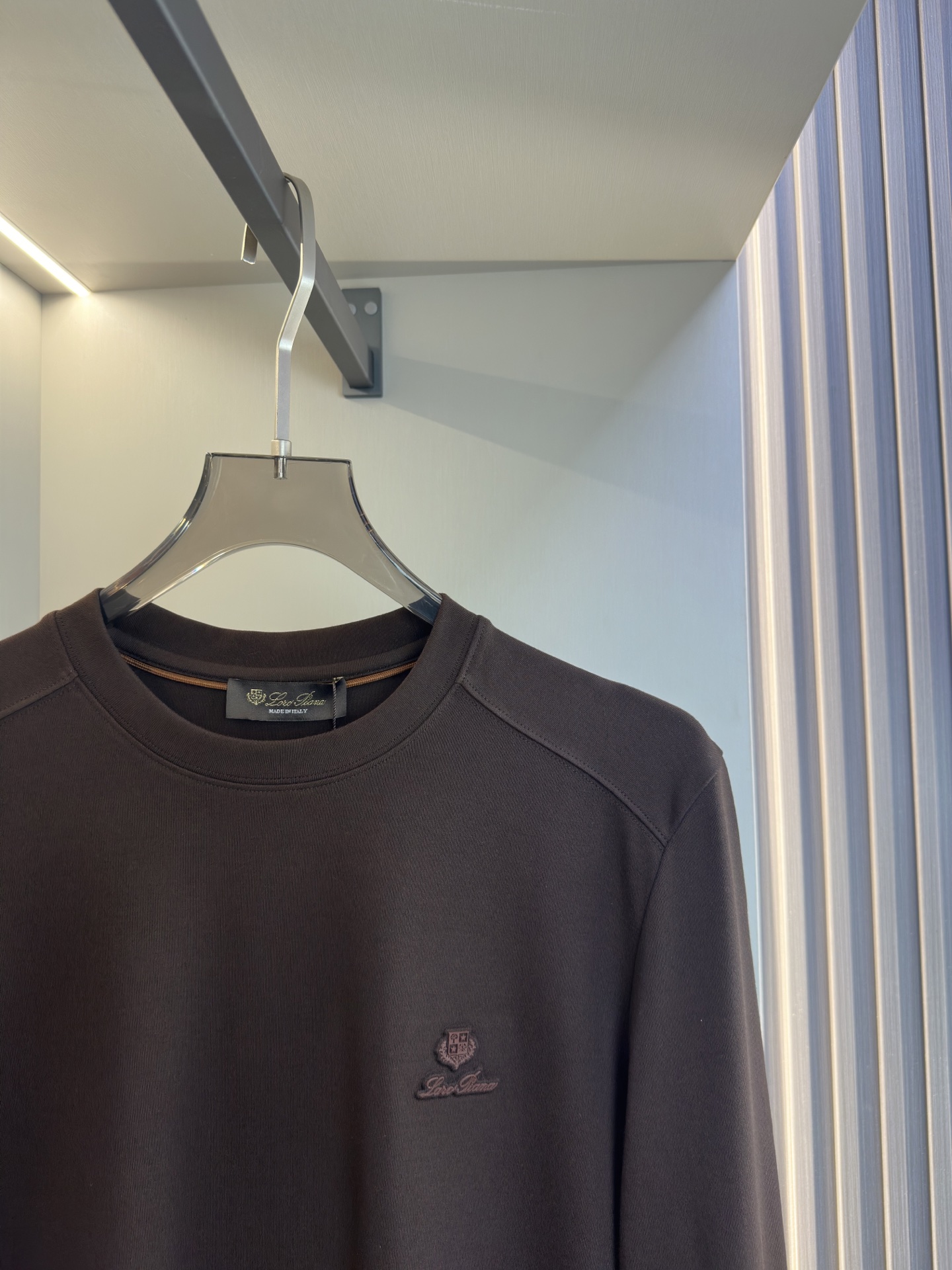 Loro Piana25秋冬款长袖打底衫 Loro Piana这款打底衫采用的款式基础圆领长袖打底衫，简