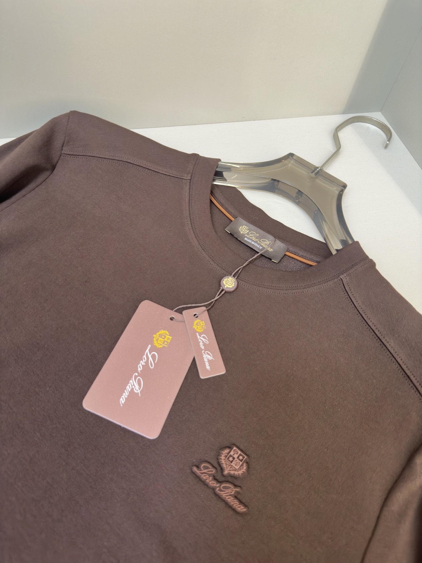 Loro Piana25秋冬款长袖打底衫 Loro Piana这款打底衫采用的款式基础圆领长袖打底衫，简