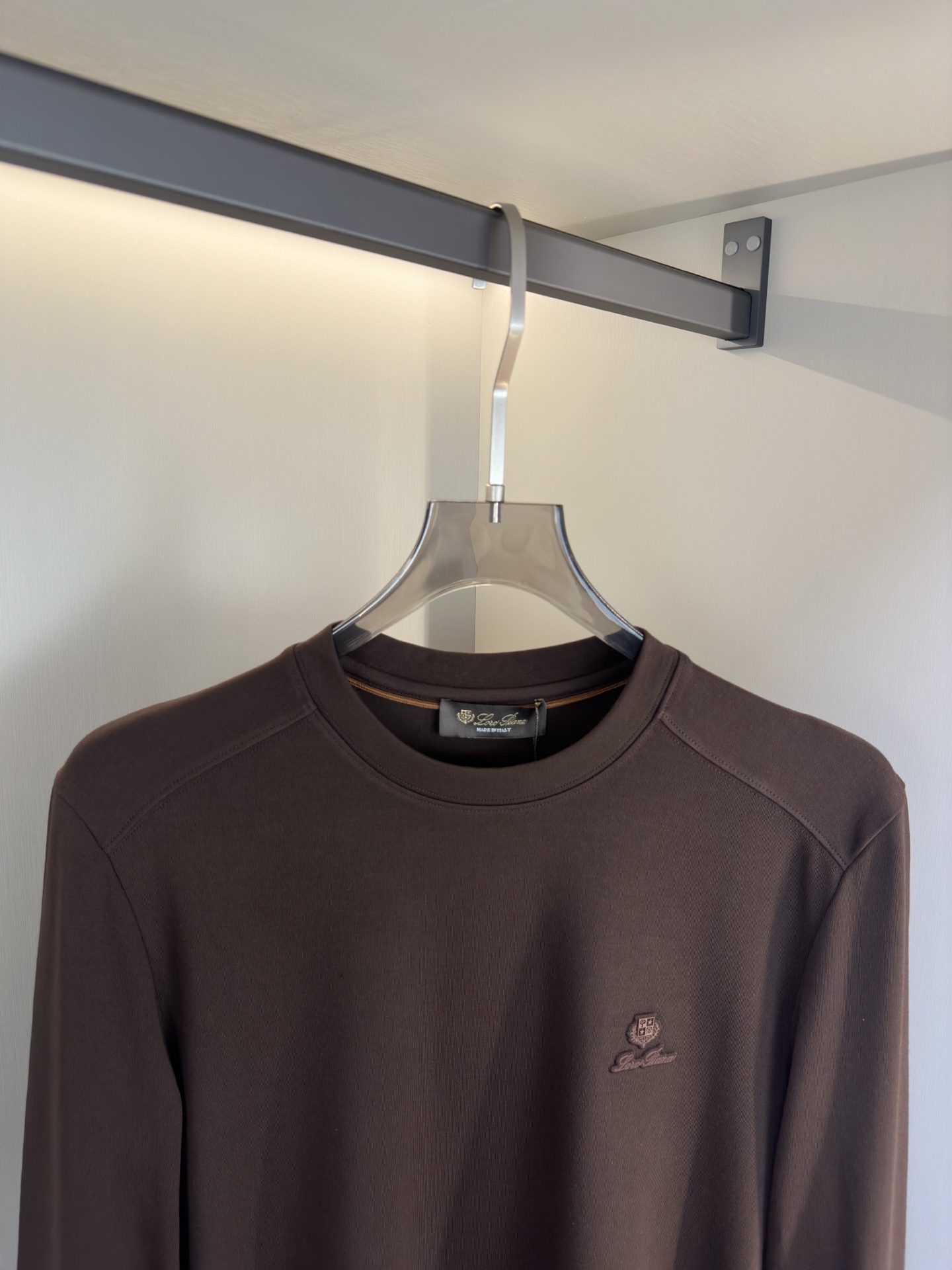 Loro Piana25秋冬款长袖打底衫 Loro Piana这款打底衫采用的款式基础圆领长袖打底衫，简