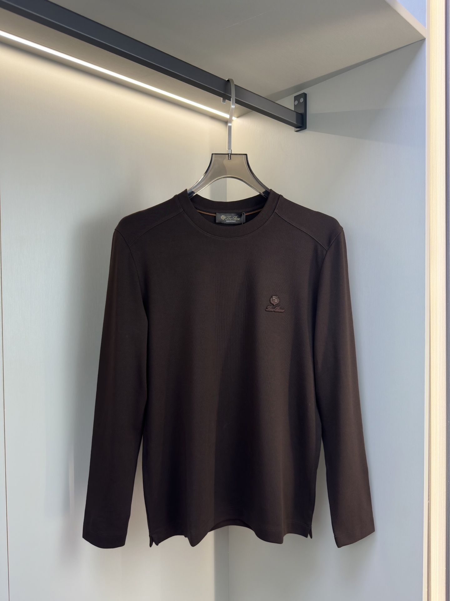 Loro Piana25秋冬款长袖打底衫 Loro Piana这款打底衫采用的款式基础圆领长袖打底衫，简