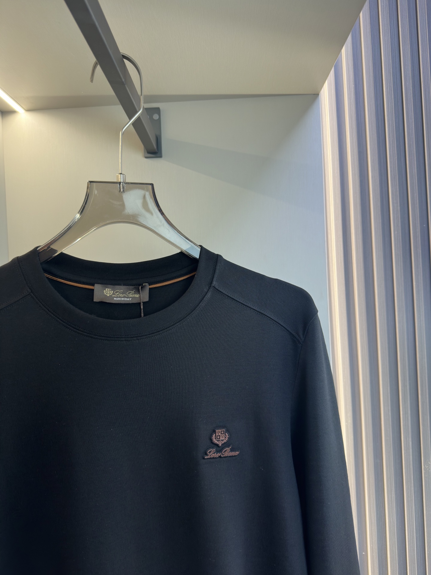 Loro Piana25秋冬款长袖打底衫 Loro Piana这款打底衫采用的款式基础圆领长袖打底衫，简