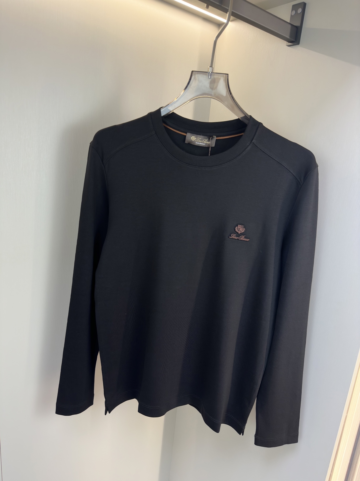 Loro Piana25秋冬款长袖打底衫 Loro Piana这款打底衫采用的款式基础圆领长袖打底衫，简