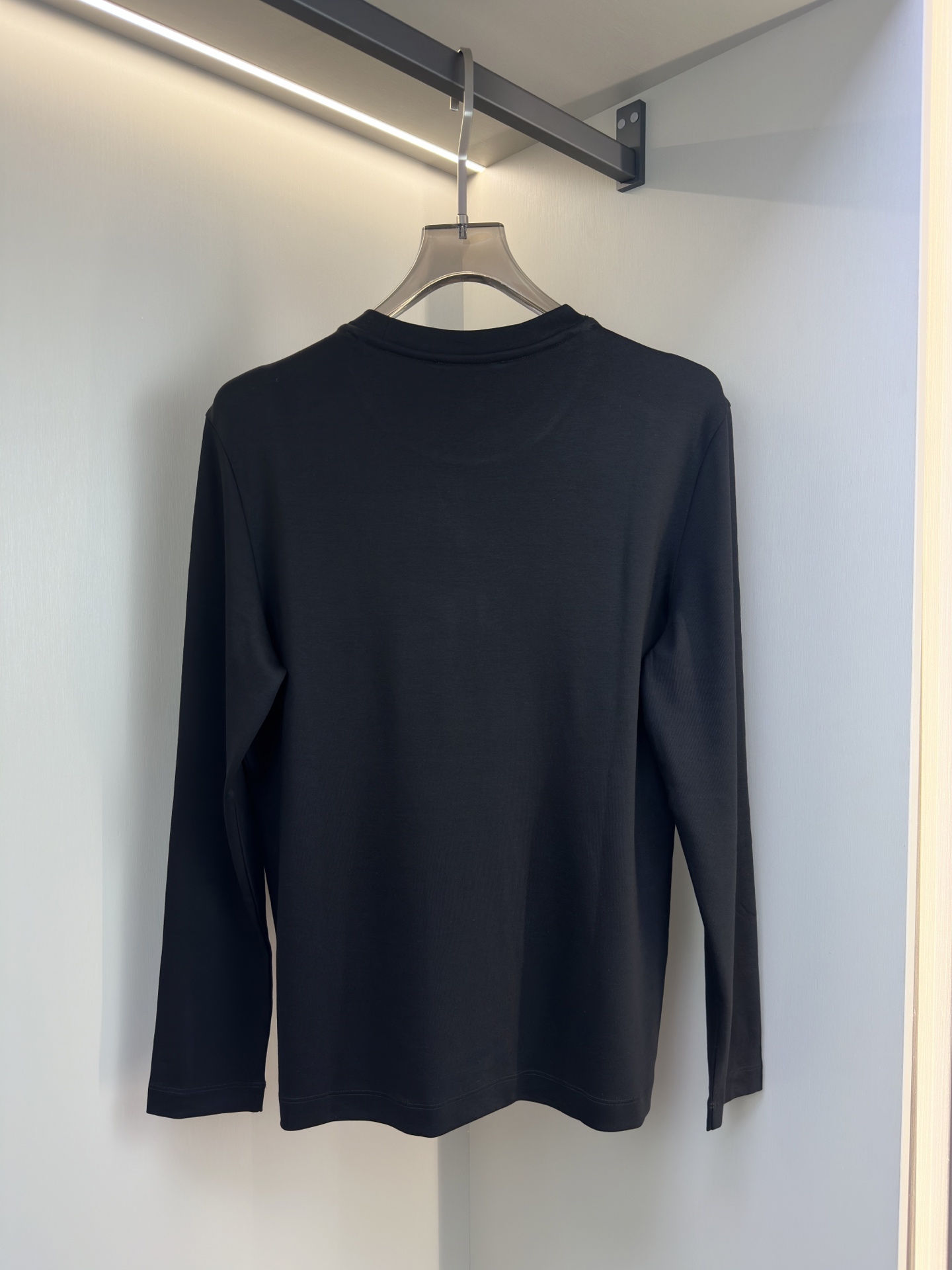 Loro Piana25秋冬款长袖打底衫 Loro Piana这款打底衫采用的款式基础圆领长袖打底衫，简