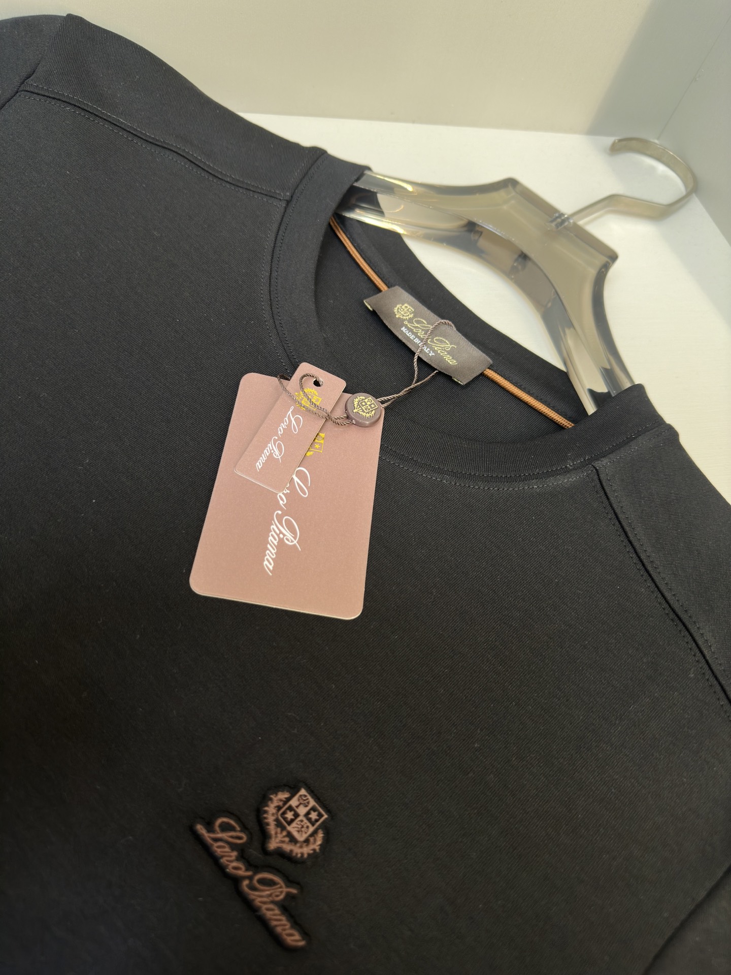 Loro Piana25秋冬款长袖打底衫 Loro Piana这款打底衫采用的款式基础圆领长袖打底衫，简