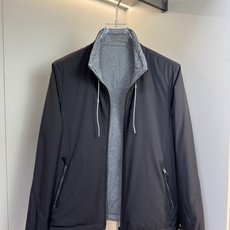 ZEGNA 2025新款立领双面外套 ZEGNA这款外套采用双面穿设计,打破传统单一面料穿着限制, ZEGNA 2025新款立领双面外套 ZEGNA这款外套采用双面穿设计,打破传统单一面料穿着限制,