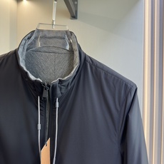 ZEGNA 2025新款立领双面外套 ZEGNA这款外套采用双面穿设计,打破传统单一面料穿着限制, ZEGNA 2025新款立领双面外套 ZEGNA这款外套采用双面穿设计,打破传统单一面料穿着限制,