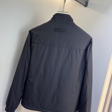 ZEGNA 2025新款立领双面外套 ZEGNA这款外套采用双面穿设计,打破传统单一面料穿着限制, ZEGNA 2025新款立领双面外套 ZEGNA这款外套采用双面穿设计,打破传统单一面料穿着限制,