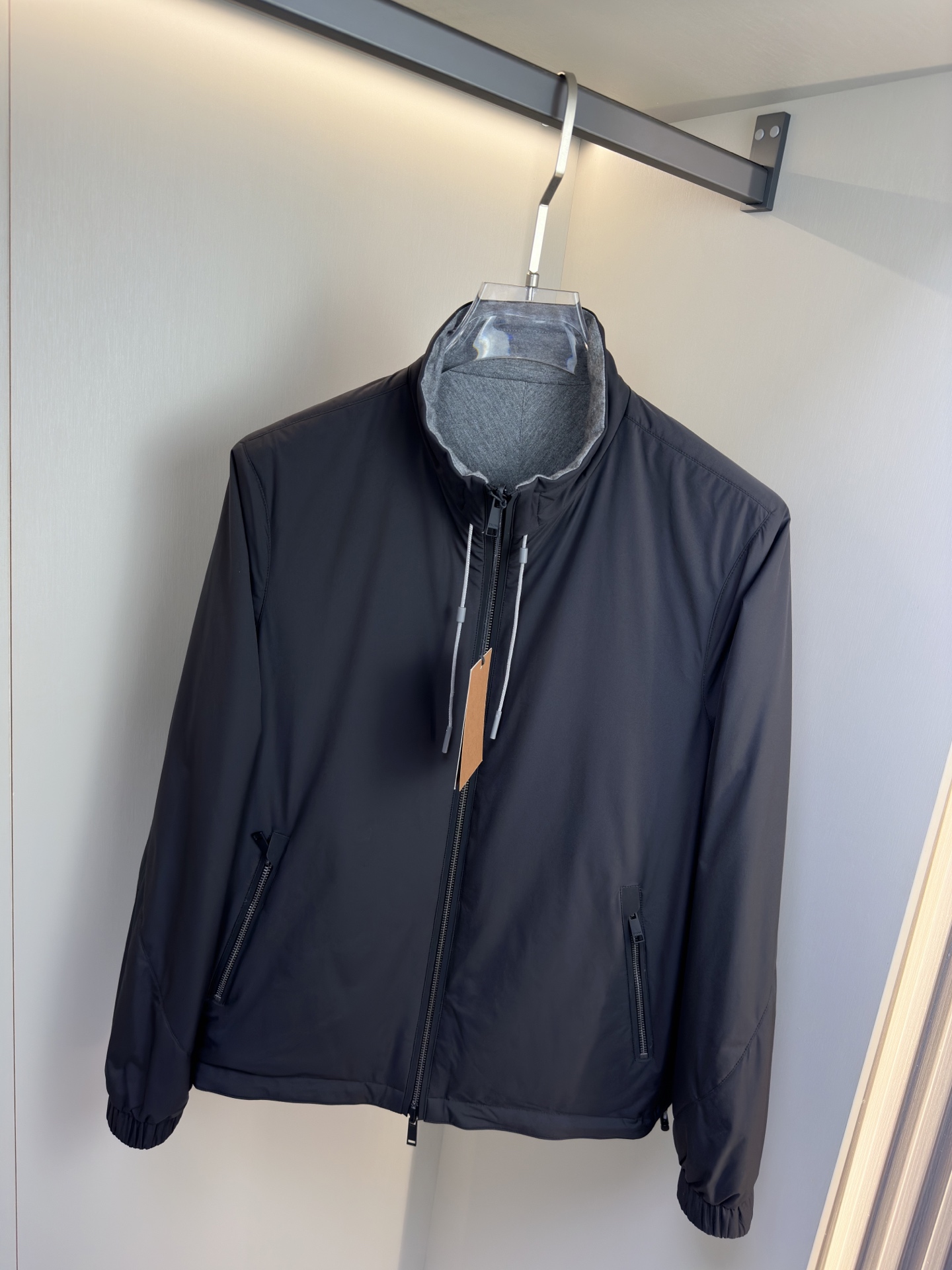 ZEGNA 2025新款立领双面外套    ZEGNA这款外套采用双面穿设计，打破传统单一面料穿着限制，