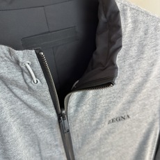ZEGNA 2025新款立领双面外套 ZEGNA这款外套采用双面穿设计,打破传统单一面料穿着限制, ZEGNA 2025新款立领双面外套 ZEGNA这款外套采用双面穿设计,打破传统单一面料穿着限制,