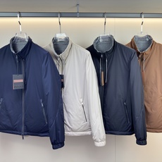ZEGNA 2025新款立领双面外套 ZEGNA这款外套采用双面穿设计,打破传统单一面料穿着限制, ZEGNA 2025新款立领双面外套 ZEGNA这款外套采用双面穿设计,打破传统单一面料穿着限制,