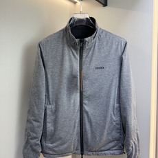 ZEGNA 2025新款立领双面外套 ZEGNA这款外套采用双面穿设计,打破传统单一面料穿着限制, ZEGNA 2025新款立领双面外套 ZEGNA这款外套采用双面穿设计,打破传统单一面料穿着限制,