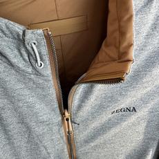 ZEGNA 2025新款立领双面外套 ZEGNA这款外套采用双面穿设计,打破传统单一面料穿着限制, ZEGNA 2025新款立领双面外套 ZEGNA这款外套采用双面穿设计,打破传统单一面料穿着限制,
