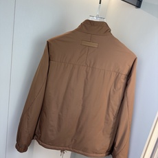 ZEGNA 2025新款立领双面外套 ZEGNA这款外套采用双面穿设计,打破传统单一面料穿着限制, ZEGNA 2025新款立领双面外套 ZEGNA这款外套采用双面穿设计,打破传统单一面料穿着限制,