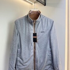 ZEGNA 2025新款立领双面外套 ZEGNA这款外套采用双面穿设计,打破传统单一面料穿着限制, ZEGNA 2025新款立领双面外套 ZEGNA这款外套采用双面穿设计,打破传统单一面料穿着限制,
