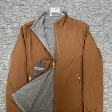 ZEGNA 2025新款立领双面外套 ZEGNA这款外套采用双面穿设计,打破传统单一面料穿着限制, ZEGNA 2025新款立领双面外套 ZEGNA这款外套采用双面穿设计,打破传统单一面料穿着限制,