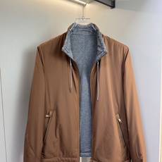 ZEGNA 2025新款立领双面外套 ZEGNA这款外套采用双面穿设计,打破传统单一面料穿着限制, ZEGNA 2025新款立领双面外套 ZEGNA这款外套采用双面穿设计,打破传统单一面料穿着限制,
