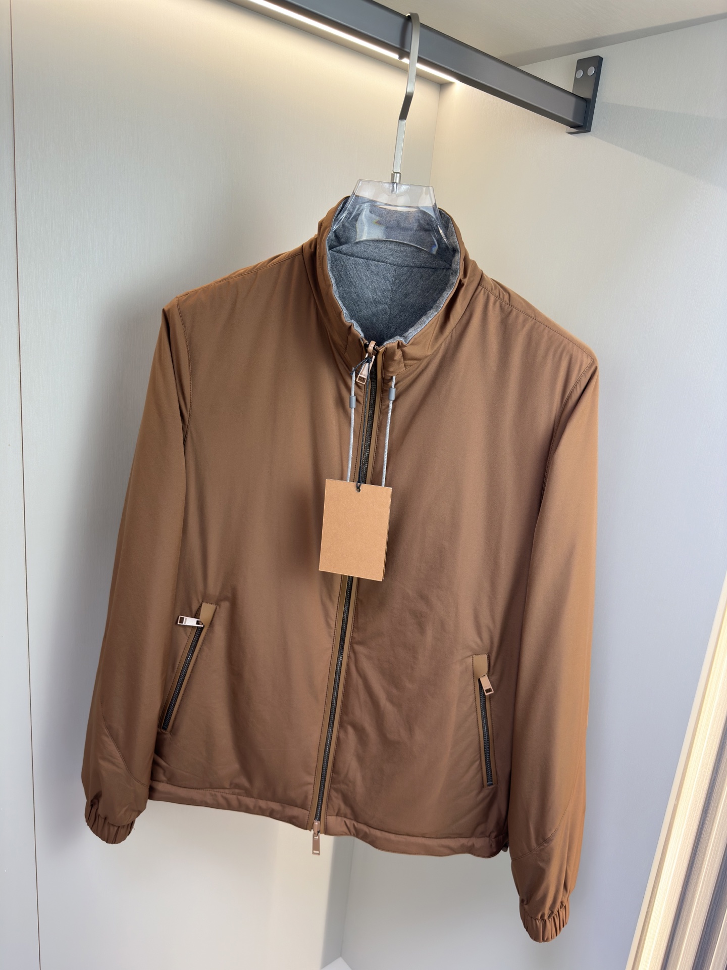 NO:563862,ZEGNA's 2025 new stand-up collar double-sided jacket. ZEGNA's jacket adopts a double-sided design, breaking the traditional single-fabric wearing restriction. The two sides can present different colors, textures or texture effects to meet the needs of various scenes such as business and leisure. One piece of clothing can flexibly switch styles, improving the cost-effectiveness and practicality of outfits.  One side is simple and casual, suitable for daily wardrobe; on the other side, it incorporates Zegna brand's iconic stamped letter elements and is presented in a delicate and compact form, which does not destroy the simplicity of double-sided wear, but also highlights the brand identity, enhances recognition and sophistication. The stand-up collar version modifies the neck line and adds a capable temperament; the short design optimizes the body proportions and is suitable for a variety of body shapes. It can show a neat posture in daily travel and light business occasions, and is easy to be layered to create a rich sense of layering. Size 48 50   52 54 56 color black navy gray yellow,,zegna,jackets & coats,alexander wang19860909ZEGNA 2025新款立领双面外套 ZEGNA这款外套采用双面穿设计,打破传统单一面料穿着限制,两面可呈现不同色彩、质感或纹理效果,满足商务、休闲等多样场景需求,一件衣服实现风格灵活切换,提升穿搭性价比与实用性. 一面简约休闲,适合日常衣柜百搭；一面融入杰尼亚品牌标志性烫胶字母元素,以精致小巧的形式呈现,不破坏双面穿的简约感,又能彰显品牌身份,提升辨识度与精致度 .立领版型,立领修饰颈部线条,增添干练气质；短款设计优化身材比例,适配多种身形,日常出行、轻商务场合都能展现利落姿态,且便于叠穿内搭,打造丰富层次感. 码数48 50 52 54 56 颜色黑色 藏青 灰色 黄色,,zegna,jackets & coats,alexander wang,Men's clothing