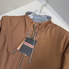 ZEGNA 2025新款立领双面外套 ZEGNA这款外套采用双面穿设计,打破传统单一面料穿着限制, ZEGNA 2025新款立领双面外套 ZEGNA这款外套采用双面穿设计,打破传统单一面料穿着限制,