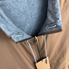 ZEGNA 2025新款立领双面外套 ZEGNA这款外套采用双面穿设计,打破传统单一面料穿着限制, ZEGNA 2025新款立领双面外套 ZEGNA这款外套采用双面穿设计,打破传统单一面料穿着限制,