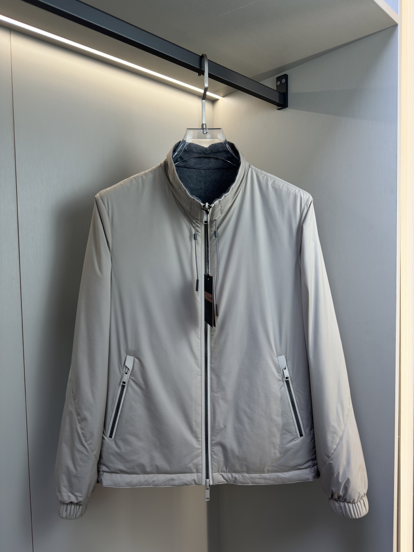 ZEGNA 2025新款立领双面外套    ZEGNA这款外套采用双面穿设计，打破传统单一面料穿着限制，