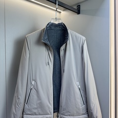 ZEGNA 2025新款立领双面外套 ZEGNA这款外套采用双面穿设计,打破传统单一面料穿着限制, ZEGNA 2025新款立领双面外套 ZEGNA这款外套采用双面穿设计,打破传统单一面料穿着限制,