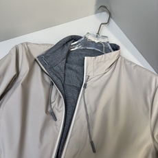 ZEGNA 2025新款立领双面外套 ZEGNA这款外套采用双面穿设计,打破传统单一面料穿着限制, ZEGNA 2025新款立领双面外套 ZEGNA这款外套采用双面穿设计,打破传统单一面料穿着限制,
