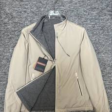 ZEGNA 2025新款立领双面外套 ZEGNA这款外套采用双面穿设计,打破传统单一面料穿着限制, ZEGNA 2025新款立领双面外套 ZEGNA这款外套采用双面穿设计,打破传统单一面料穿着限制,
