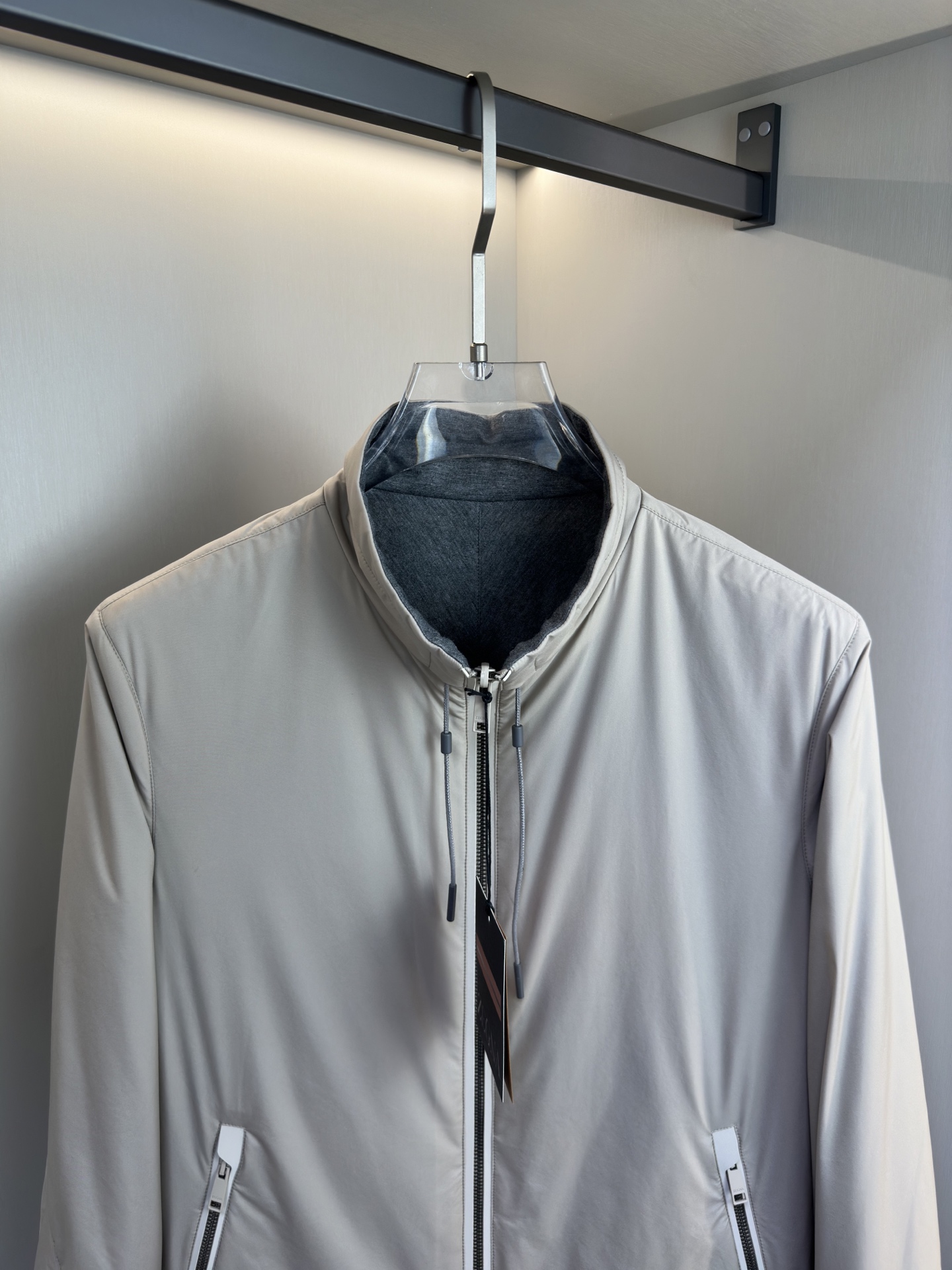 ZEGNA 2025新款立领双面外套 ZEGNA这款外套采用双面穿设计,打破传统单一面料穿着限制, ZEGNA 2025新款立领双面外套 ZEGNA这款外套采用双面穿设计,打破传统单一面料穿着限制,