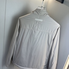 ZEGNA 2025新款立领双面外套 ZEGNA这款外套采用双面穿设计,打破传统单一面料穿着限制, ZEGNA 2025新款立领双面外套 ZEGNA这款外套采用双面穿设计,打破传统单一面料穿着限制,