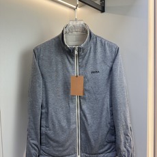 ZEGNA 2025新款立领双面外套 ZEGNA这款外套采用双面穿设计,打破传统单一面料穿着限制, ZEGNA 2025新款立领双面外套 ZEGNA这款外套采用双面穿设计,打破传统单一面料穿着限制,