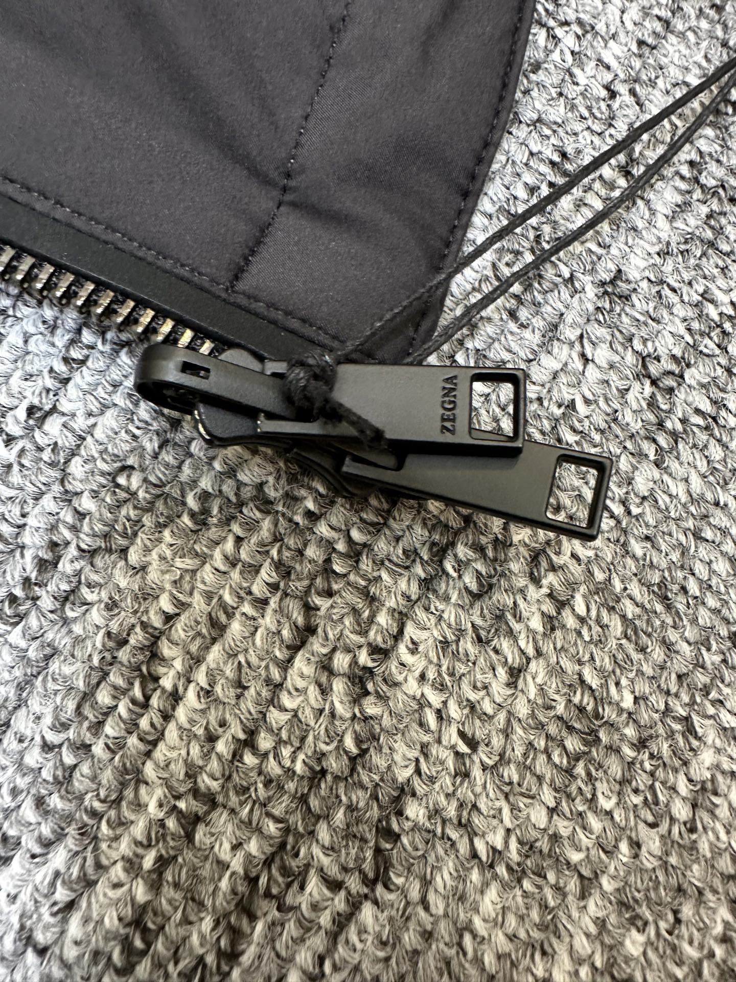 ZEGNA 2025新款立领双面外套    ZEGNA这款外套采用双面穿设计，打破传统单一面料穿着限制，