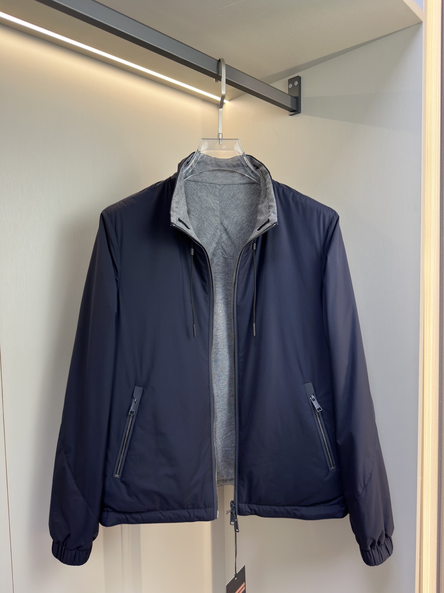 ZEGNA 2025新款立领双面外套    ZEGNA这款外套采用双面穿设计，打破传统单一面料穿着限制，