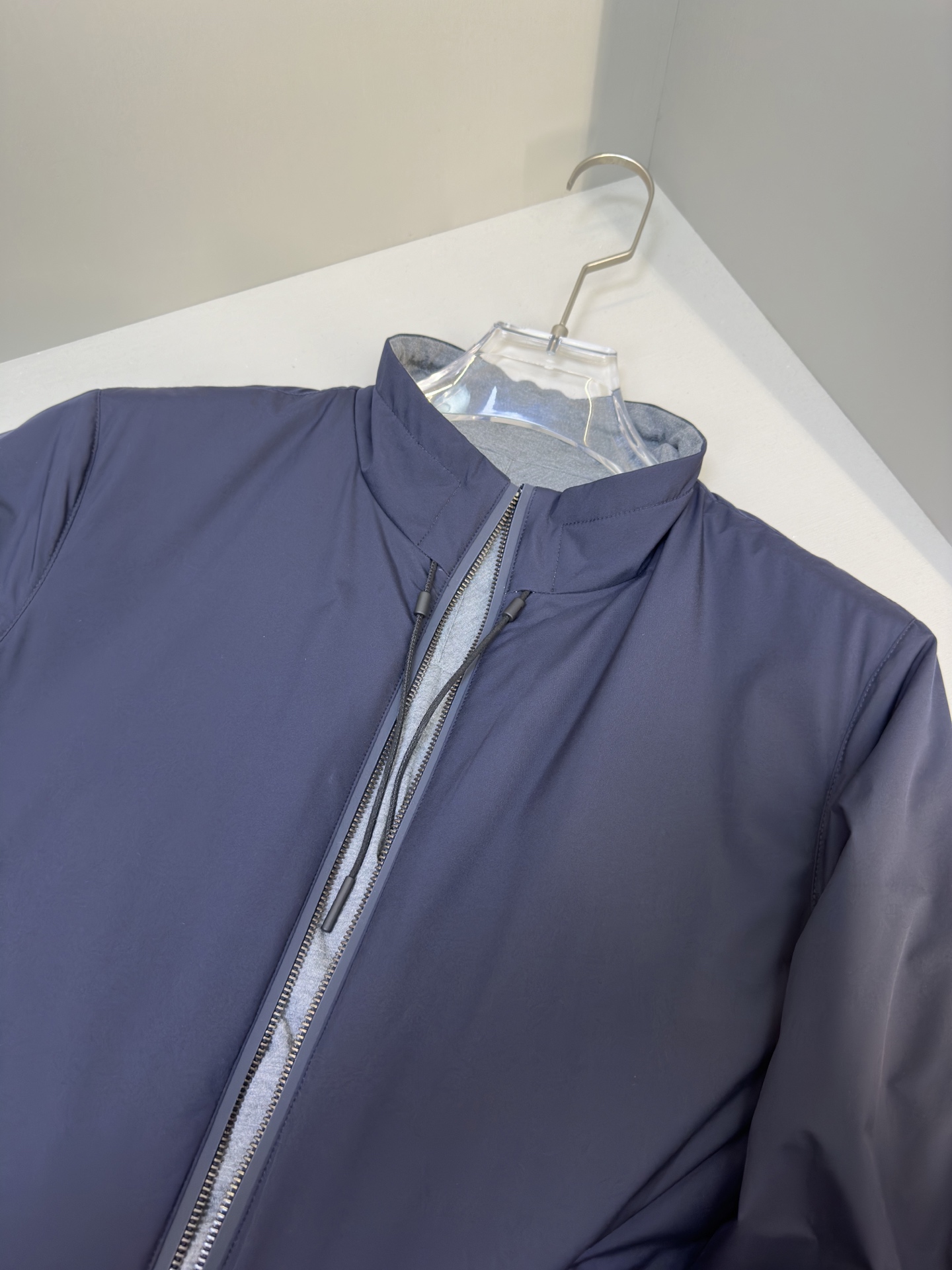 ZEGNA 2025新款立领双面外套    ZEGNA这款外套采用双面穿设计，打破传统单一面料穿着限制，