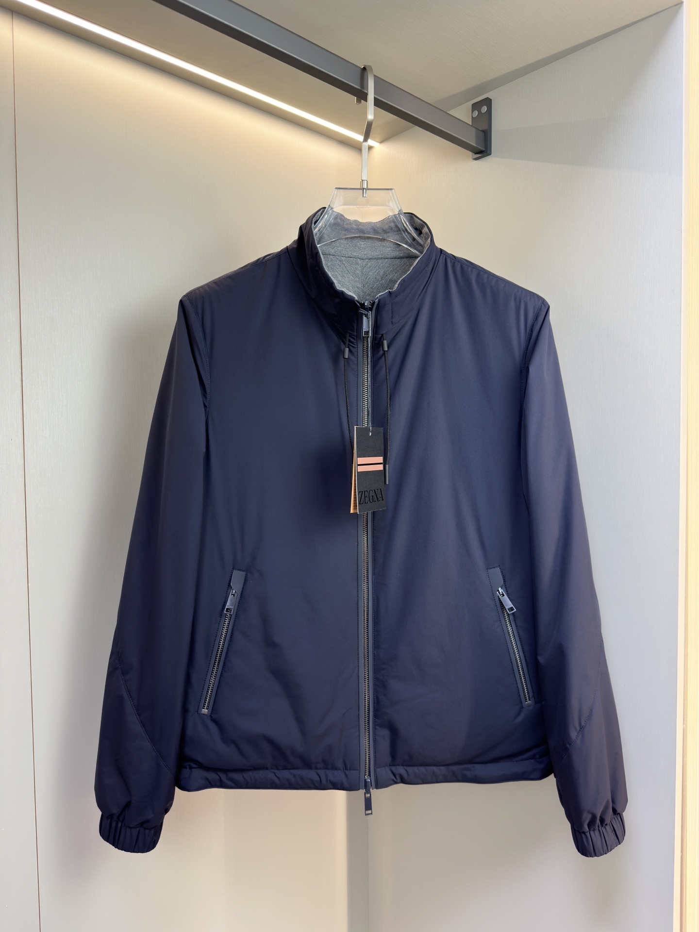 ZEGNA 2025新款立领双面外套    ZEGNA这款外套采用双面穿设计，打破传统单一面料穿着限制，