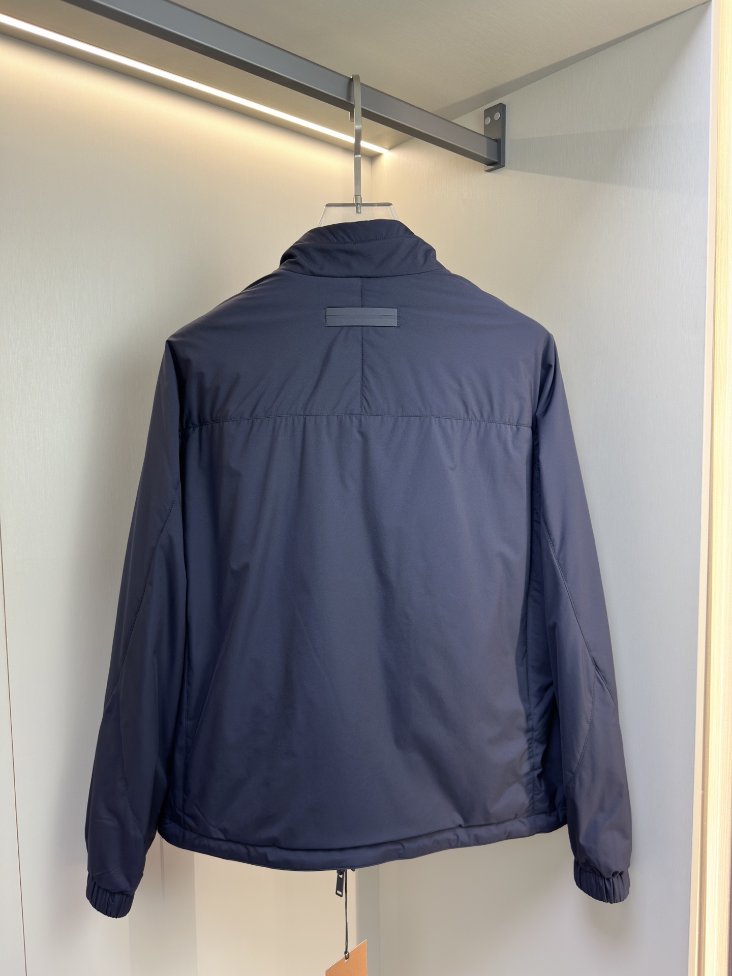 ZEGNA 2025新款立领双面外套    ZEGNA这款外套采用双面穿设计，打破传统单一面料穿着限制，