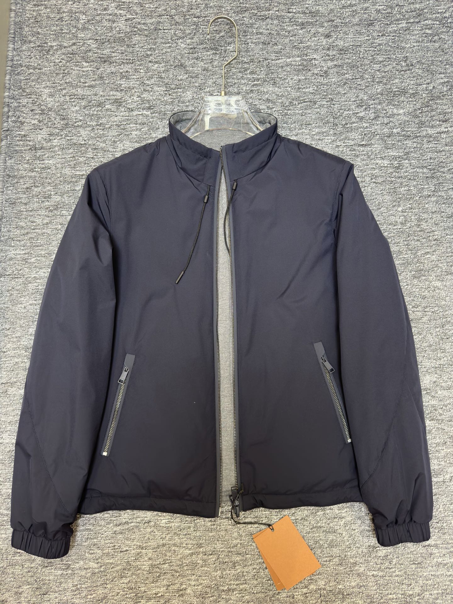 ZEGNA 2025新款立领双面外套    ZEGNA这款外套采用双面穿设计，打破传统单一面料穿着限制，