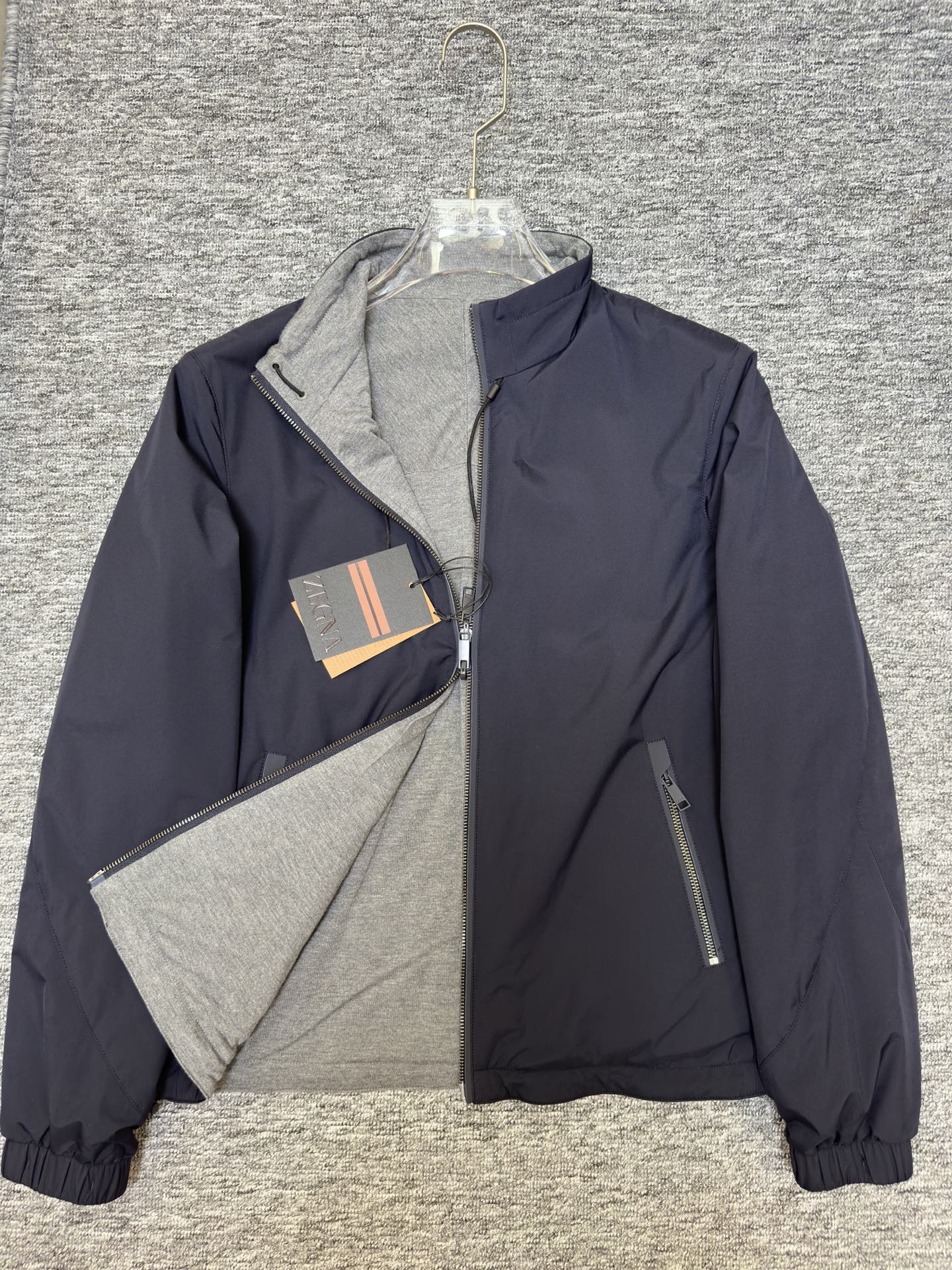 ZEGNA 2025新款立领双面外套    ZEGNA这款外套采用双面穿设计，打破传统单一面料穿着限制，