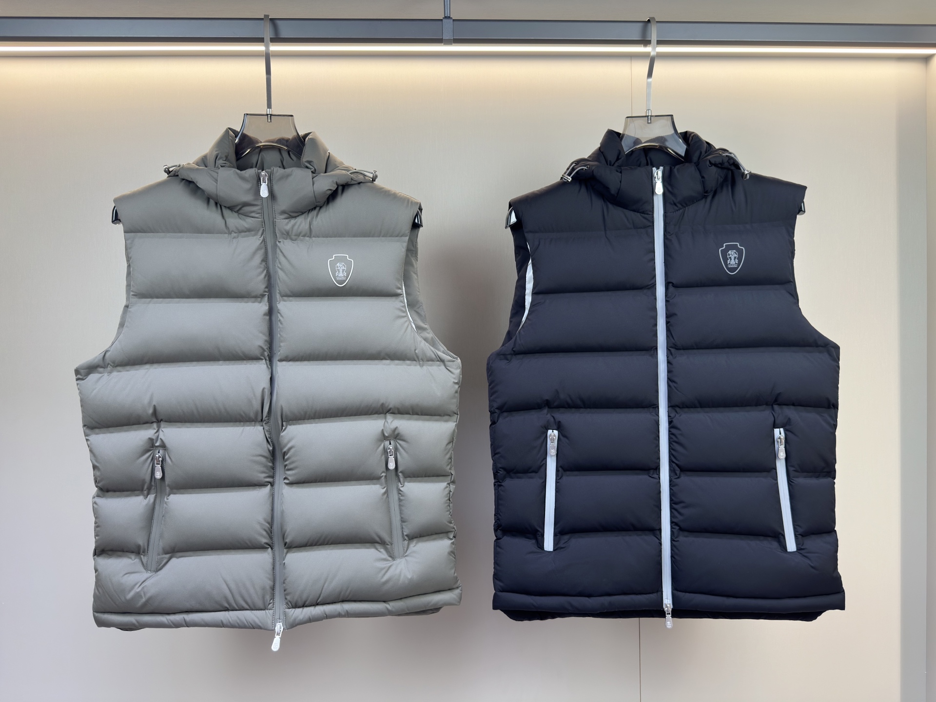 NO:563844,Brunello Cucinelli 25 Autumn and Winter Down Vest BC's autumn and winter vest is made of high-quality down filling technology. The whole garment is made of high-quality 90 national standard white duck down. The upper body is light and has no weight-bearing feeling. It has high hollowness and fluffiness. It has good resilience and can hold a large amount of air, effectively blocks cold air and stores warmth. It has strong lightness and heat preservation properties, strong temperature locking, and is as light as clouds. The hooded style is both fashionable and practical. The sleeveless vest style is simple and neat, easy to layer and match. It is suitable for a variety of scenes, such as daily leisure, outdoor light sports, etc., creating a casual and casual style. Size 48 50 52 54 56 Color black green, brunello cucinelli, down jacket, hats, alexander wang19860909Brunello Cucinelli25秋冬款羽绒马甲 BC秋冬款的马甲采用高品质羽绒填充工艺,全衣采用高品质90国标白鸭绒,上身轻盈无负重感中空度高,蓬松性.回弹性好, 能含住大量的空气感,有效阻隔冷空气,储存温暖,有很强的轻盈、保温特性,強效锁温,轻似云朵. 采用连帽款式,兼具时尚感与实用性,无袖马甲版型,简约利落,便于叠穿搭配,适配多种场景,如日常休闲、户外轻运动等,打造休闲随性风格. 码数48 50 52 54 56 颜色黑色 绿色,,brunello cucinelli,down jacket,hats,alexander wang,Men's clothing